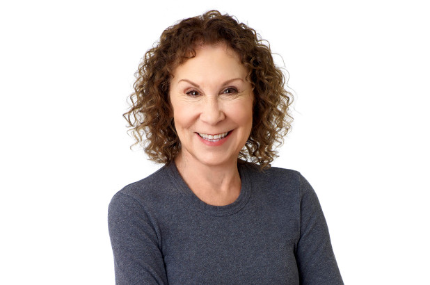 How tall is Rhea Perlman?